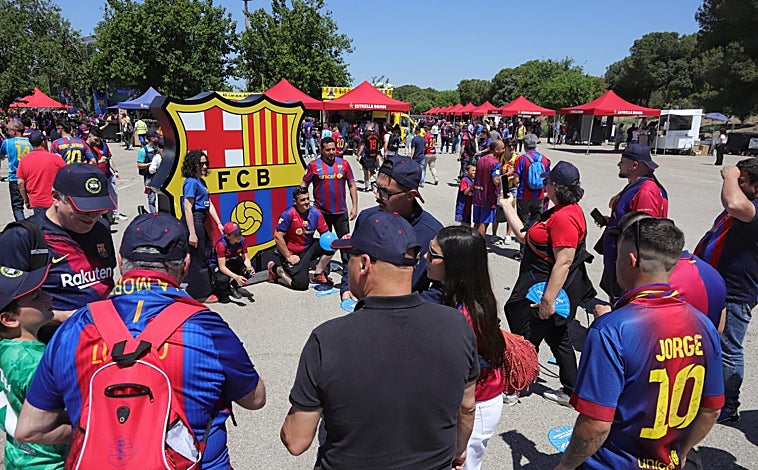 Imagen principal - Las aficiones de Real Madrid y Barcelona desembarcan en Sevilla: «Esto es espectacular»