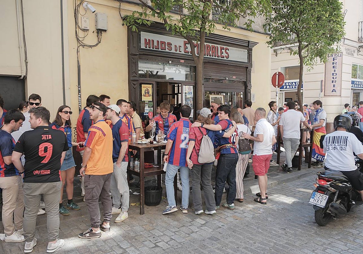 Las imágenes de los aficionados de Real Madrid y Barcelona por Sevilla ...