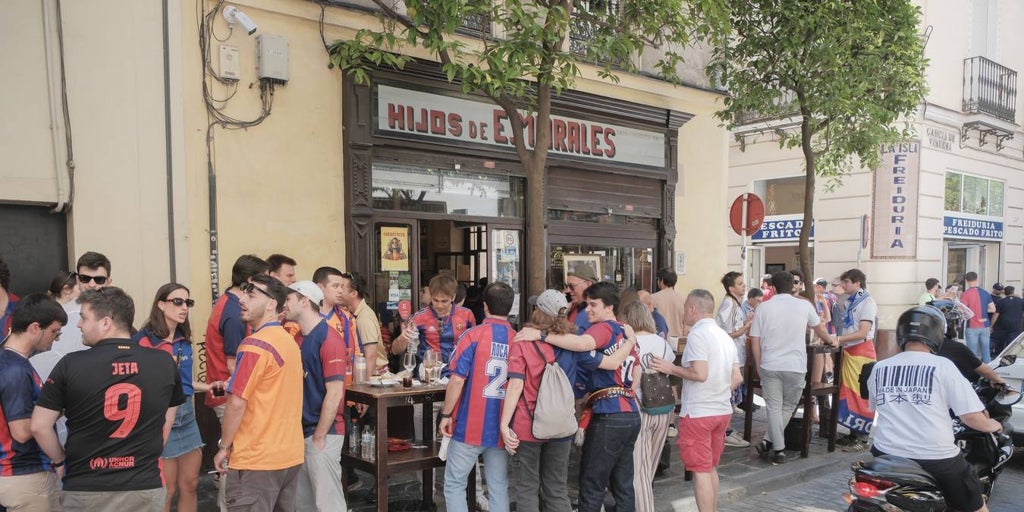 Las imágenes de los aficionados de Real Madrid y Barcelona por Sevilla ...