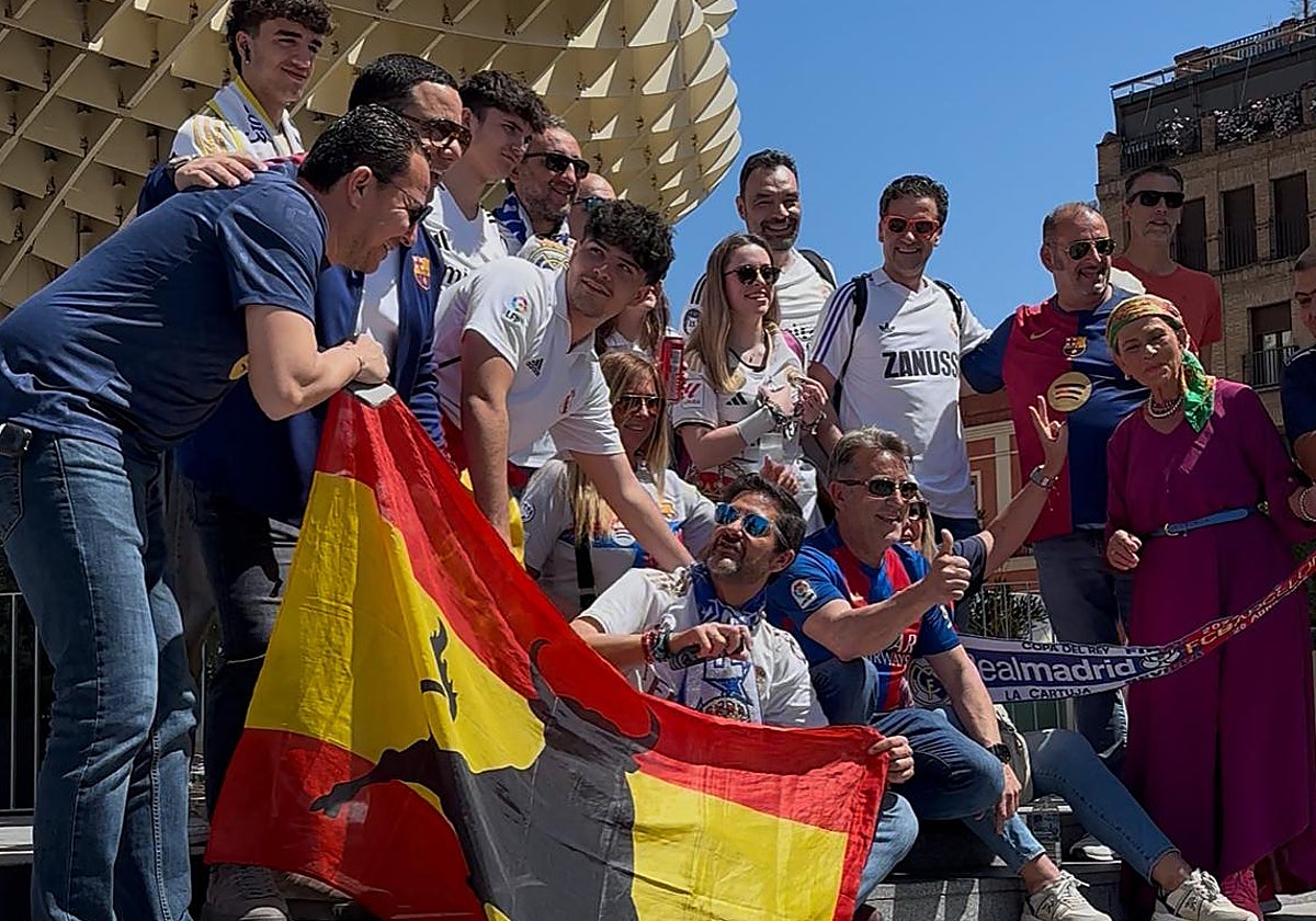 Un grupo de aficionados madridistas y barcelonistas posan en las Setas de la Encarnación