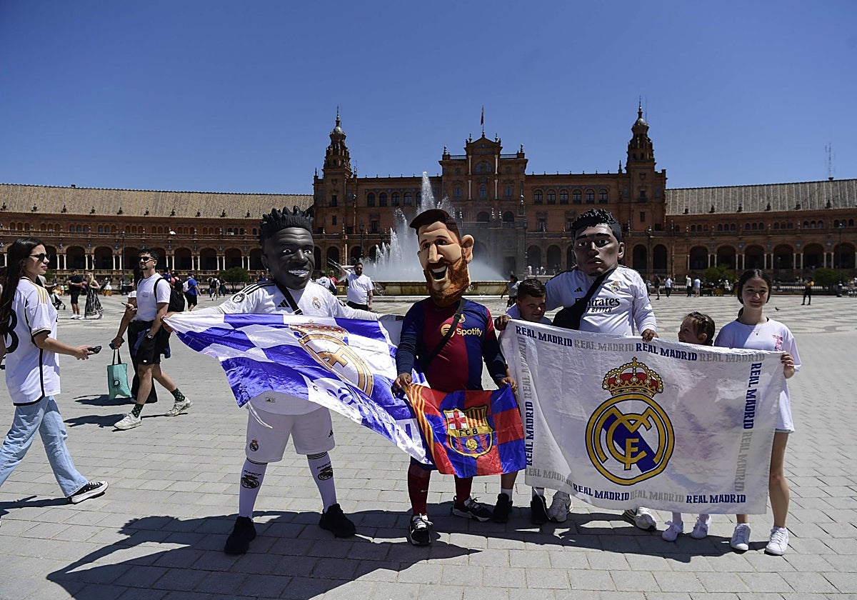Aficionados del Real Madrid y Barcelona, en la plaza de España de Sevilla