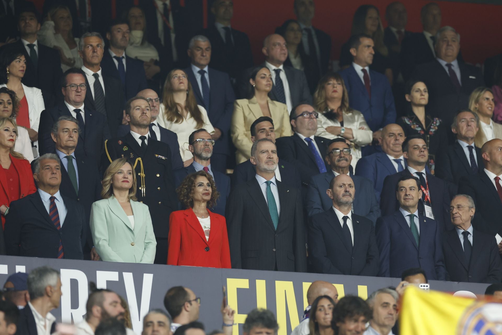 El Rey Felipe VI, junto al resto de autoridades.