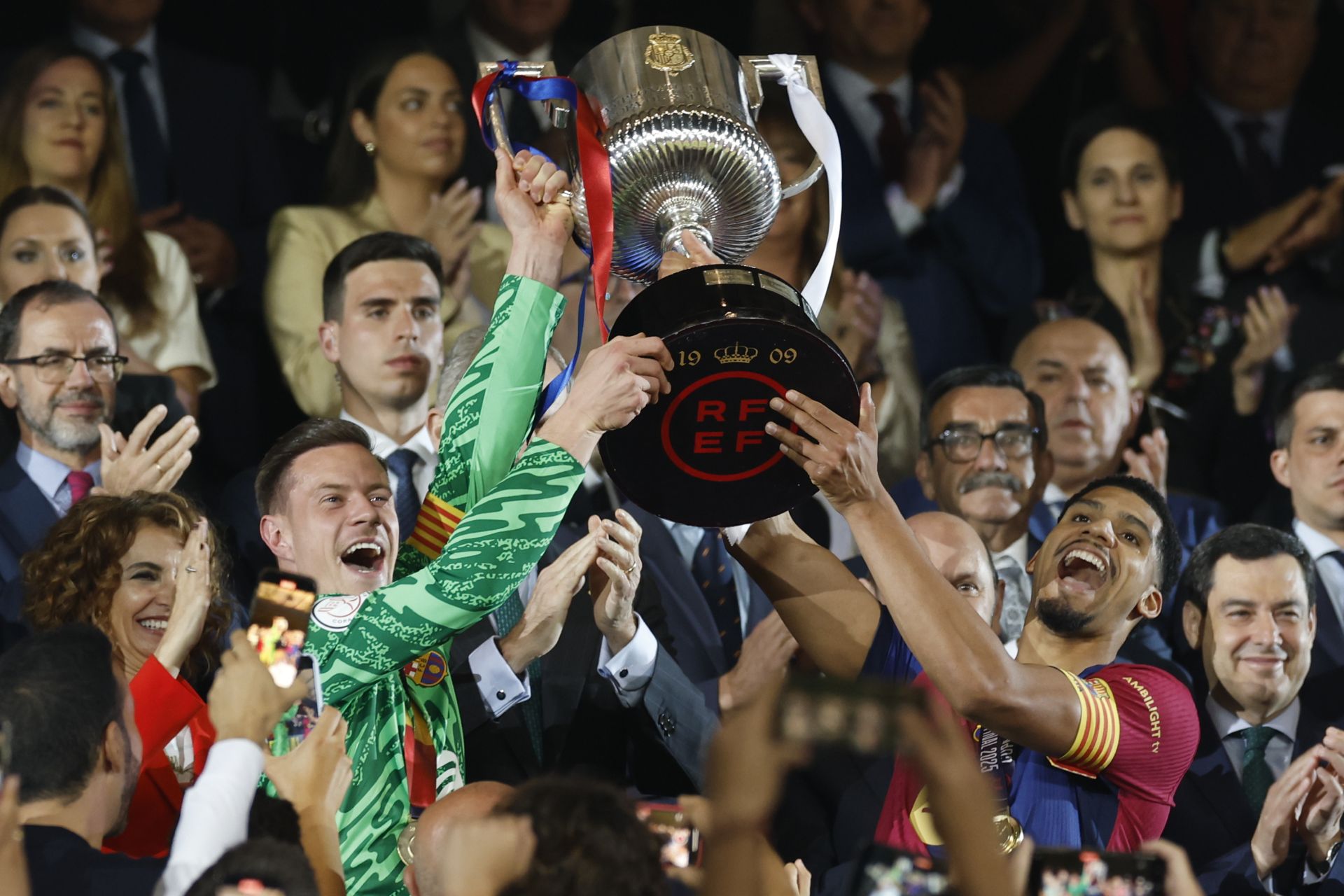 Los capitanes del Barcelona Marc Andre Ter Stegen y Ronald Araujo levantan el trofeo de campeón de la Copa del Rey
