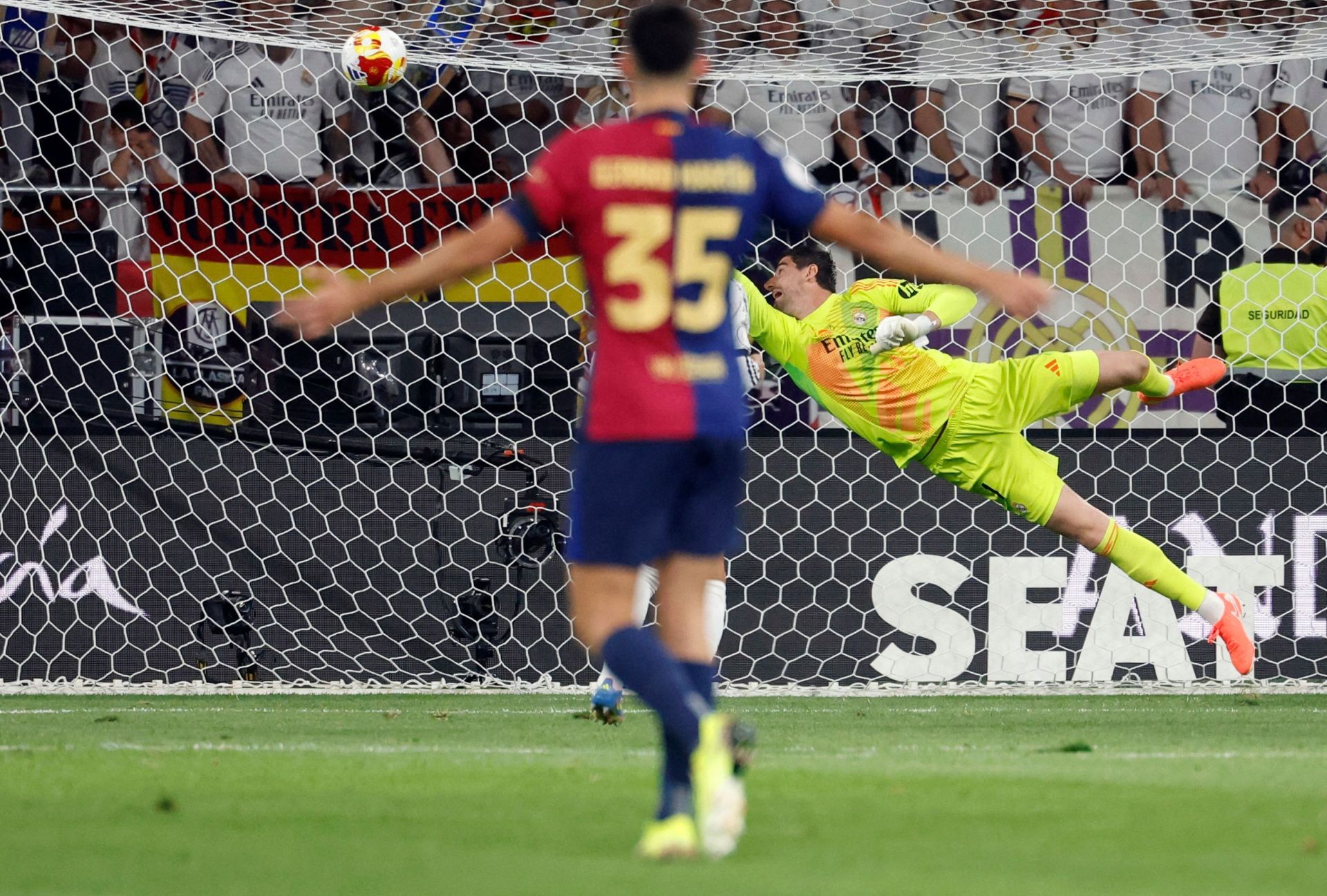 Momento del golazo del FC Barcelona, obra de Pedri.