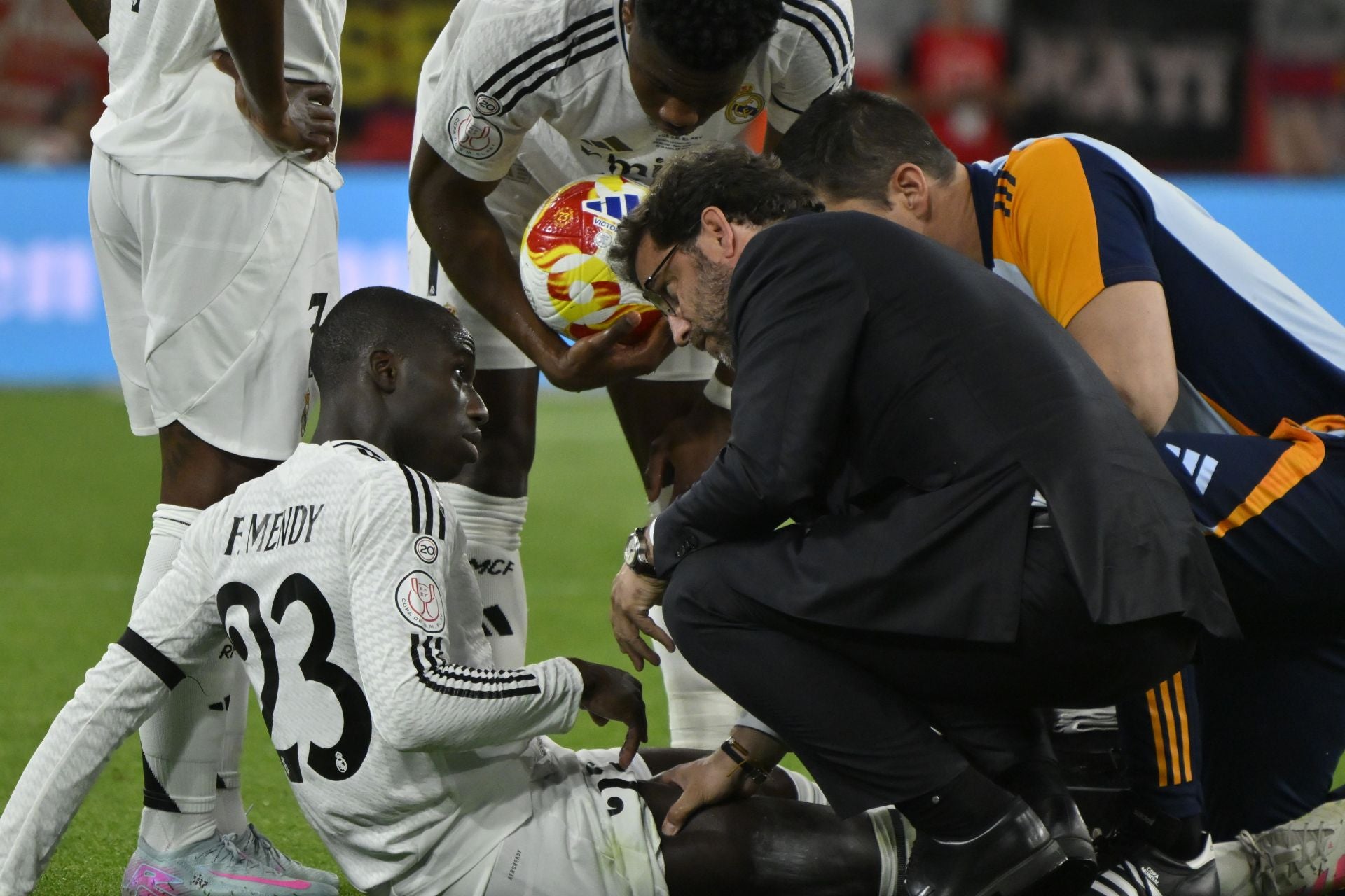 Ferland Mendy tuvo que retirarse por lesión.