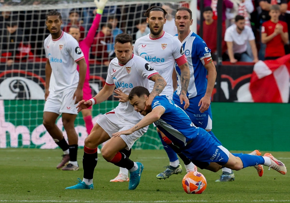 Conechny cae ante Saúl en un lance del choque Sevilla - Alavés