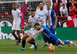 Conechny cae ante Saúl en un lance del choque Sevilla - Alavés