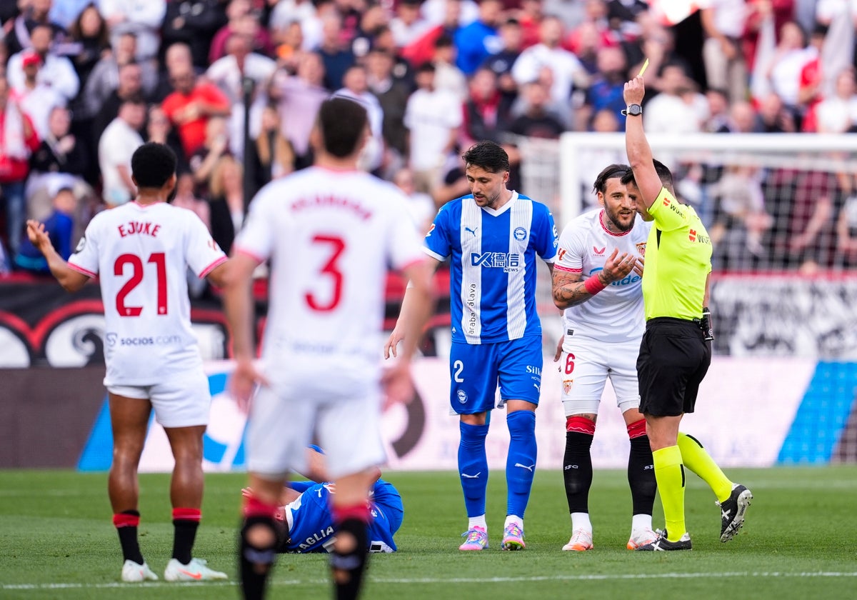 Gudelj es amonestado durante el Sevilla - Alavés