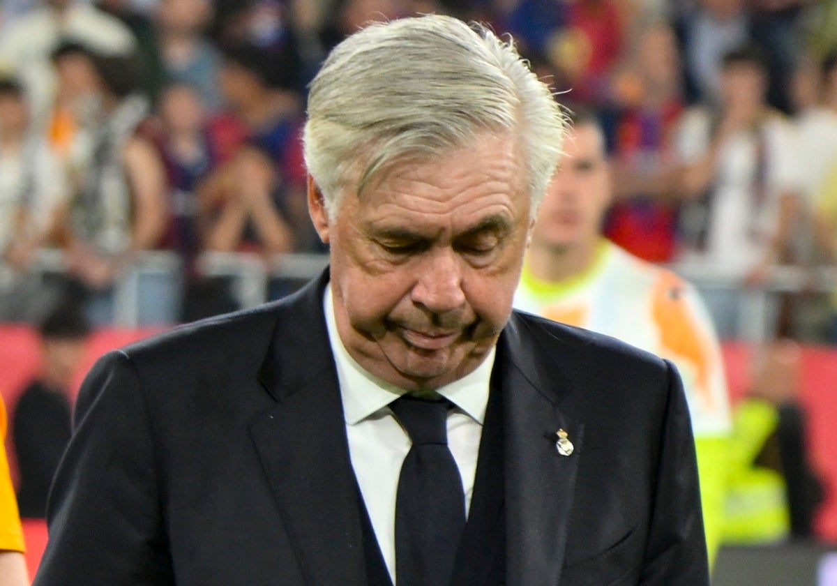Carlo Ancelotti, cabizbajo tras perder ante el Barcelona la final de la Copa en La Cartuja