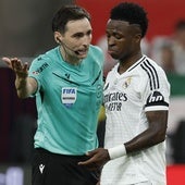 Hubo un penalti no pitado de Ceballos por agarrón a Cubarsí