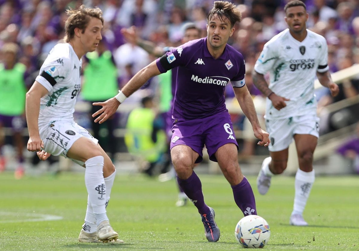 Luca Ranieri, capitán de la Fiorentina, en un lance del duelo de este domingo ante el Empoli