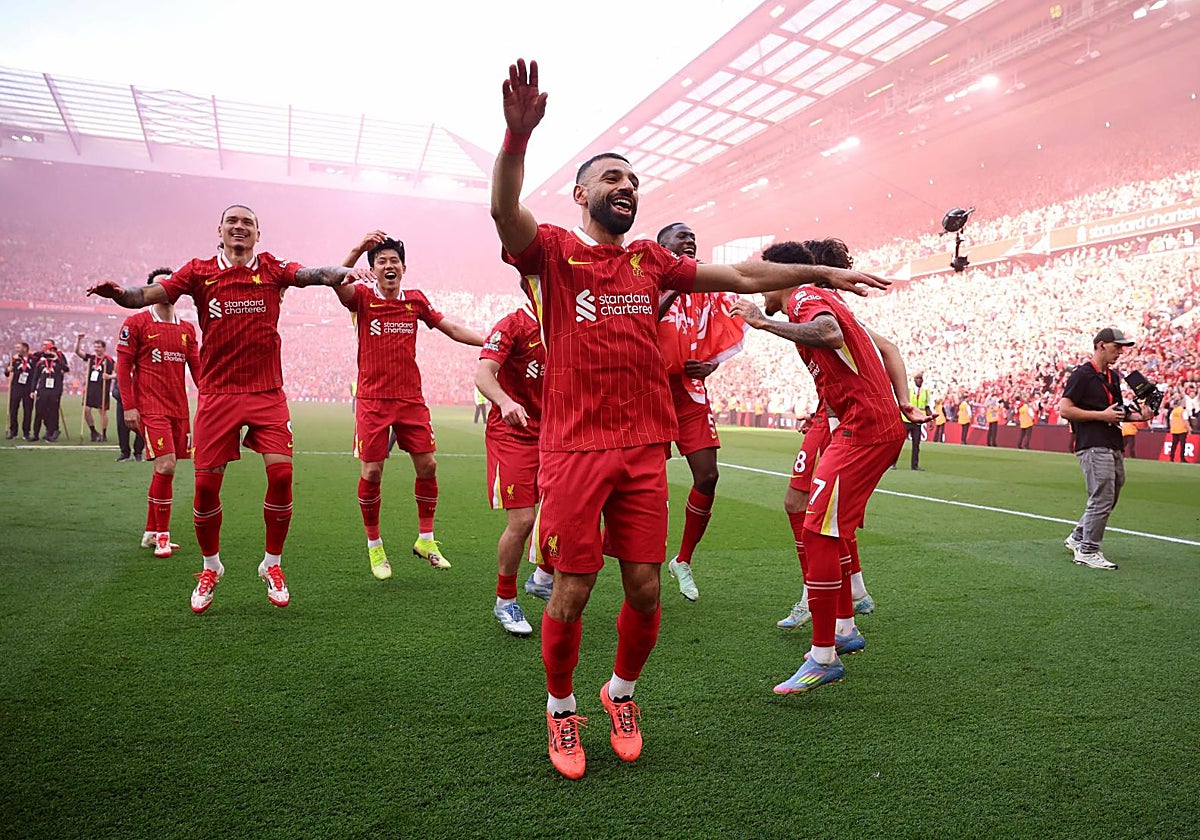 Los futbolistas del Liverpool celebran la consecución de su 20º Premier