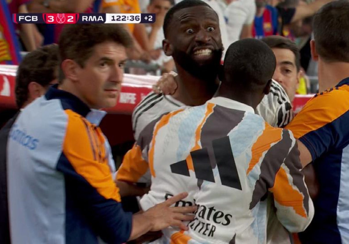 Rudiger tiene que ser frenado por sus compañeros tras ser expulsado al final del partido