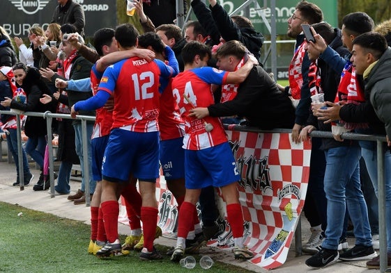 Los jugadores del Atlético Tordesillas celebran un gol con sus aficionados