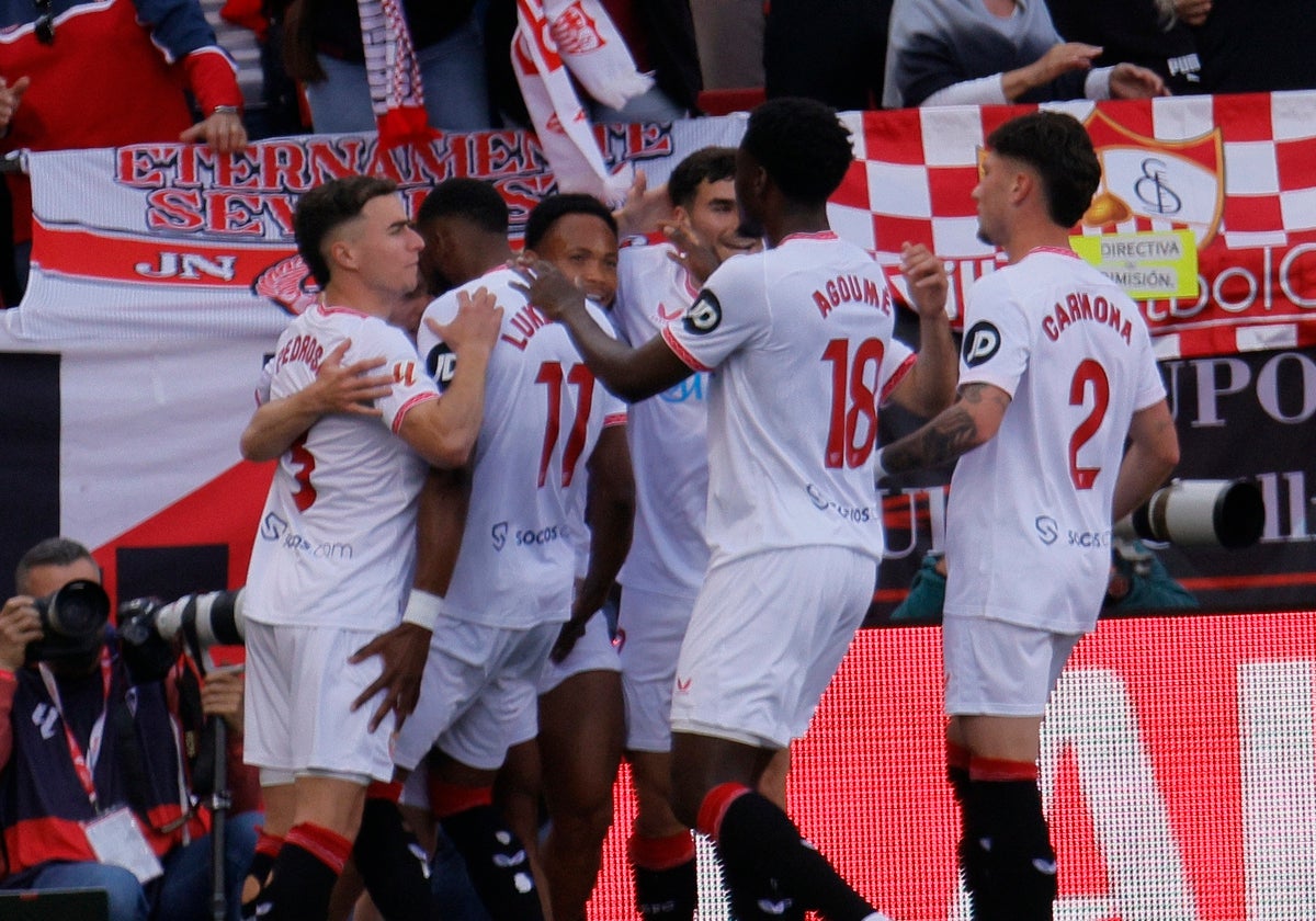 Los jugadores del Sevilla celebran su último gol en casa contra el Alavés