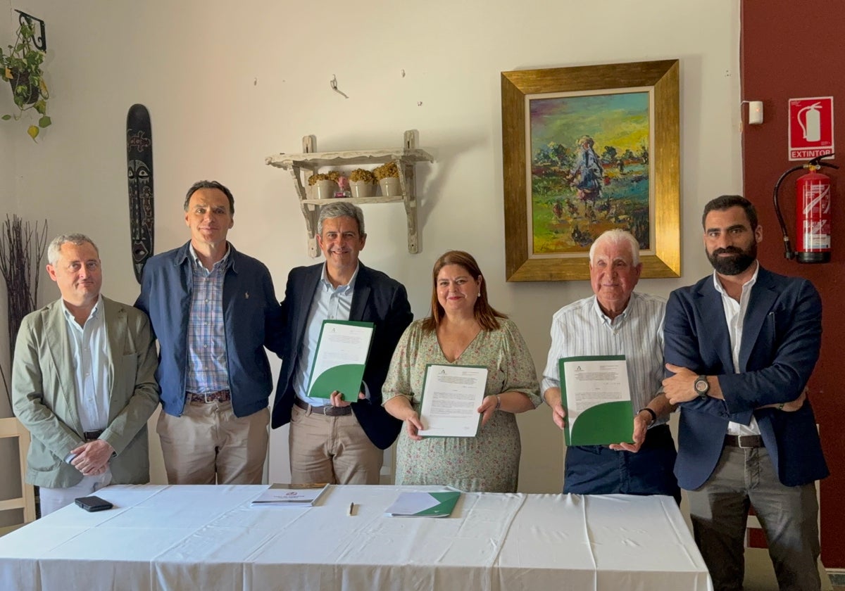 Foto de la firma del acuerdo entre la Junta, la FAC y la Sociedad de Cazadores de Lebrija para custodiar la conservación del pato más amenazado de Europa