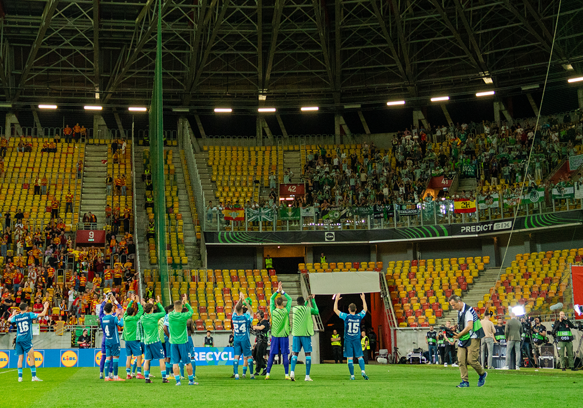 Los jugadores del Real Betis agradecen a los aficioandos el apoyo en el campo del Jagiellonia