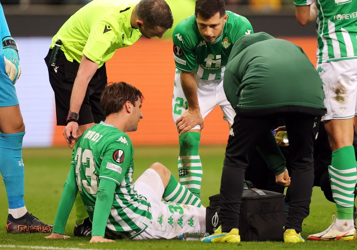 Michael Oliver se preocupa por el estado de Miranda, ante Guido, durante el Eintracht - Betis de 2022