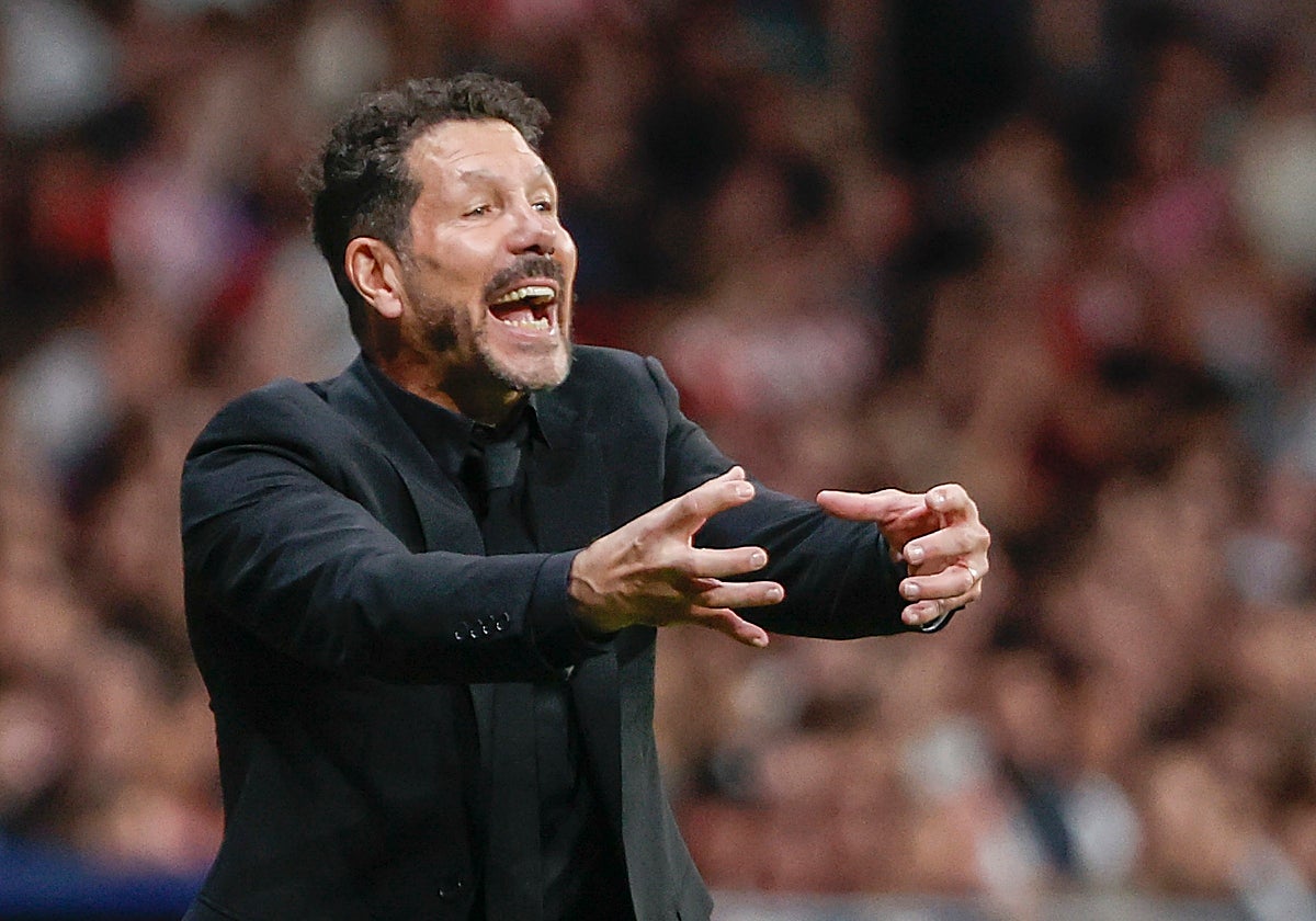 Diego Pablo Simeone dirigiendo al Atlético de Madrid frente al Rayo Vallecano