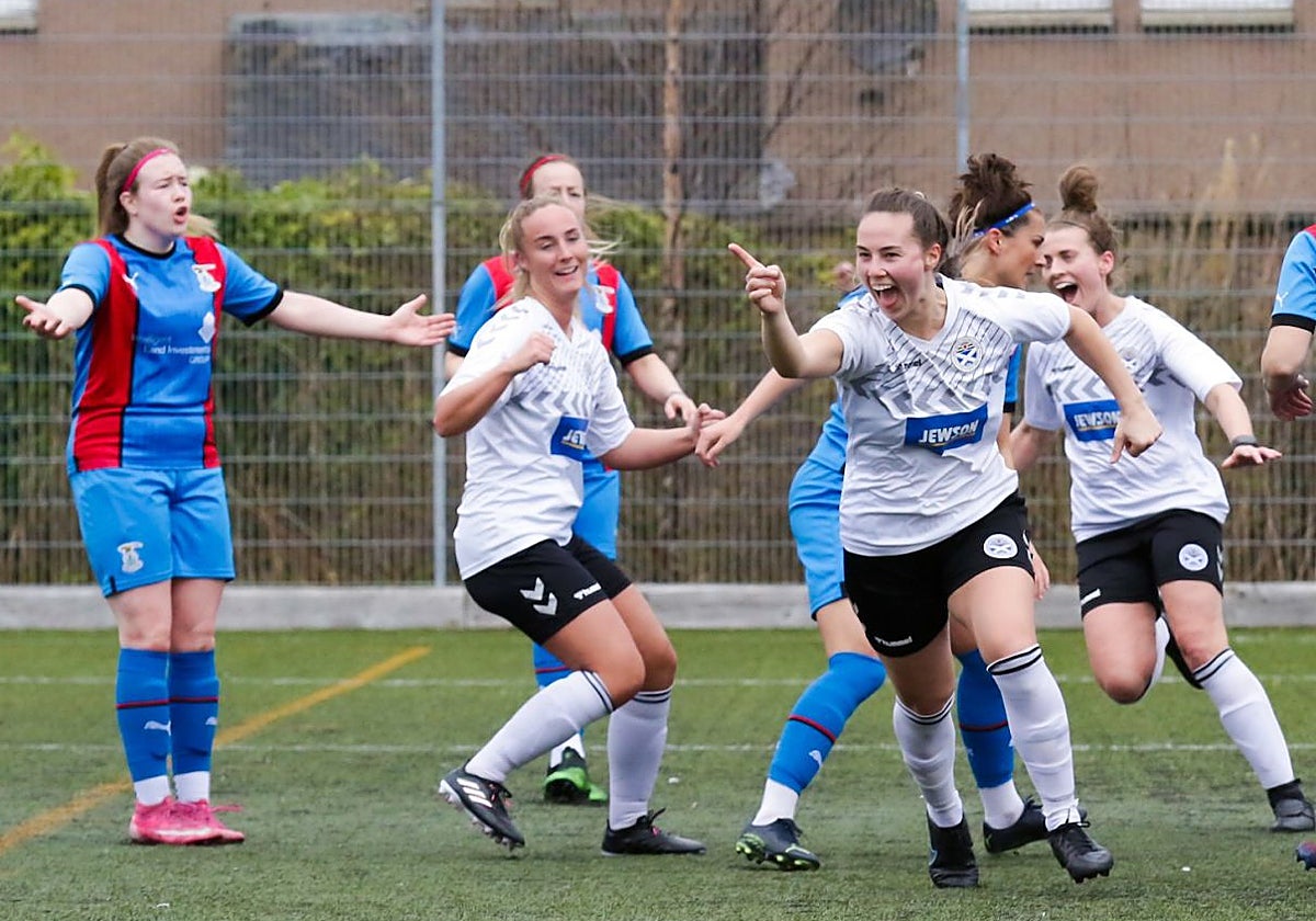 Partido de fútbol femenino en Escocia