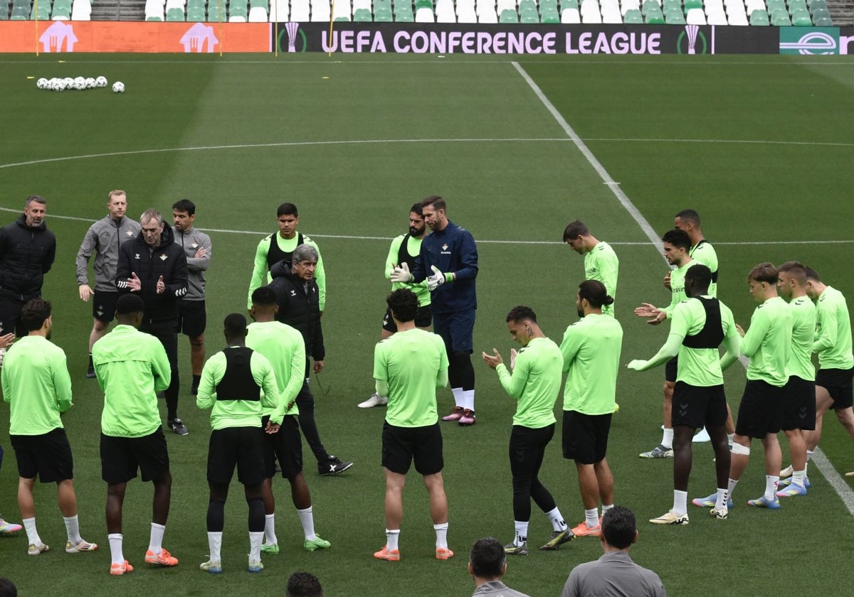 Manuel Pellegrini reúne a sus hombres antes del entrenamiento previo a la ida de las semifinales