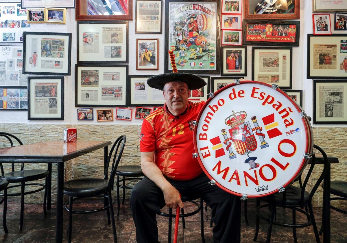 Manolo, en su bar de Valencia en 2019