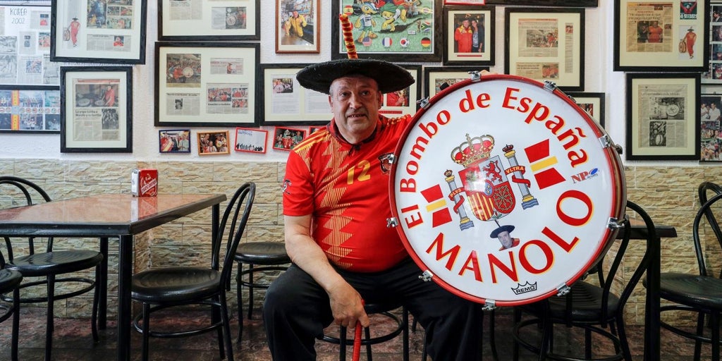 Manolo 'el del Bombo': una vida de peripecias siguiendo a la selección en más de 400 partidos