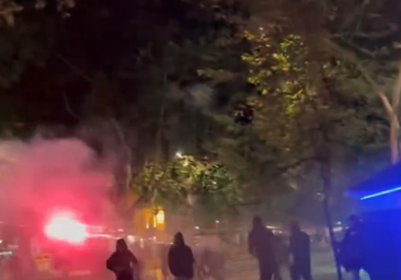 Los ultras del Betis y la Fiorentina protagonizan una batalla campal con la Alameda llena de gente