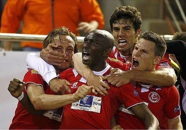 La UEFA y el Sevilla FC rememoran los 11 años de un testarazo épico: el de Mbia al Valencia