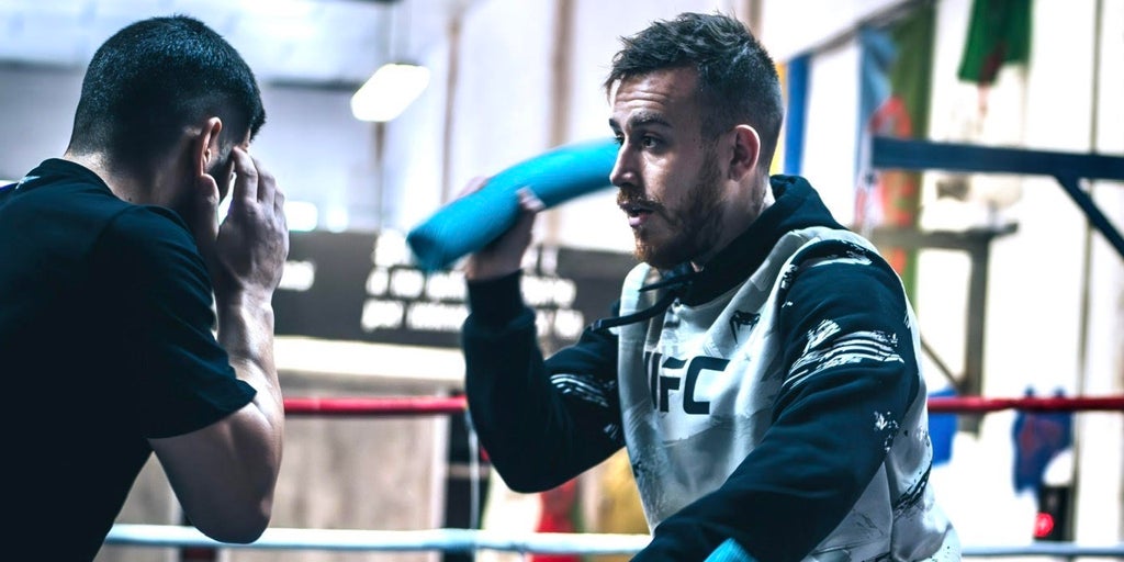 El entrenador de golpeo de Ilia Topuria: «A Islam Makhachev lo 'mata' en el 'striking'»