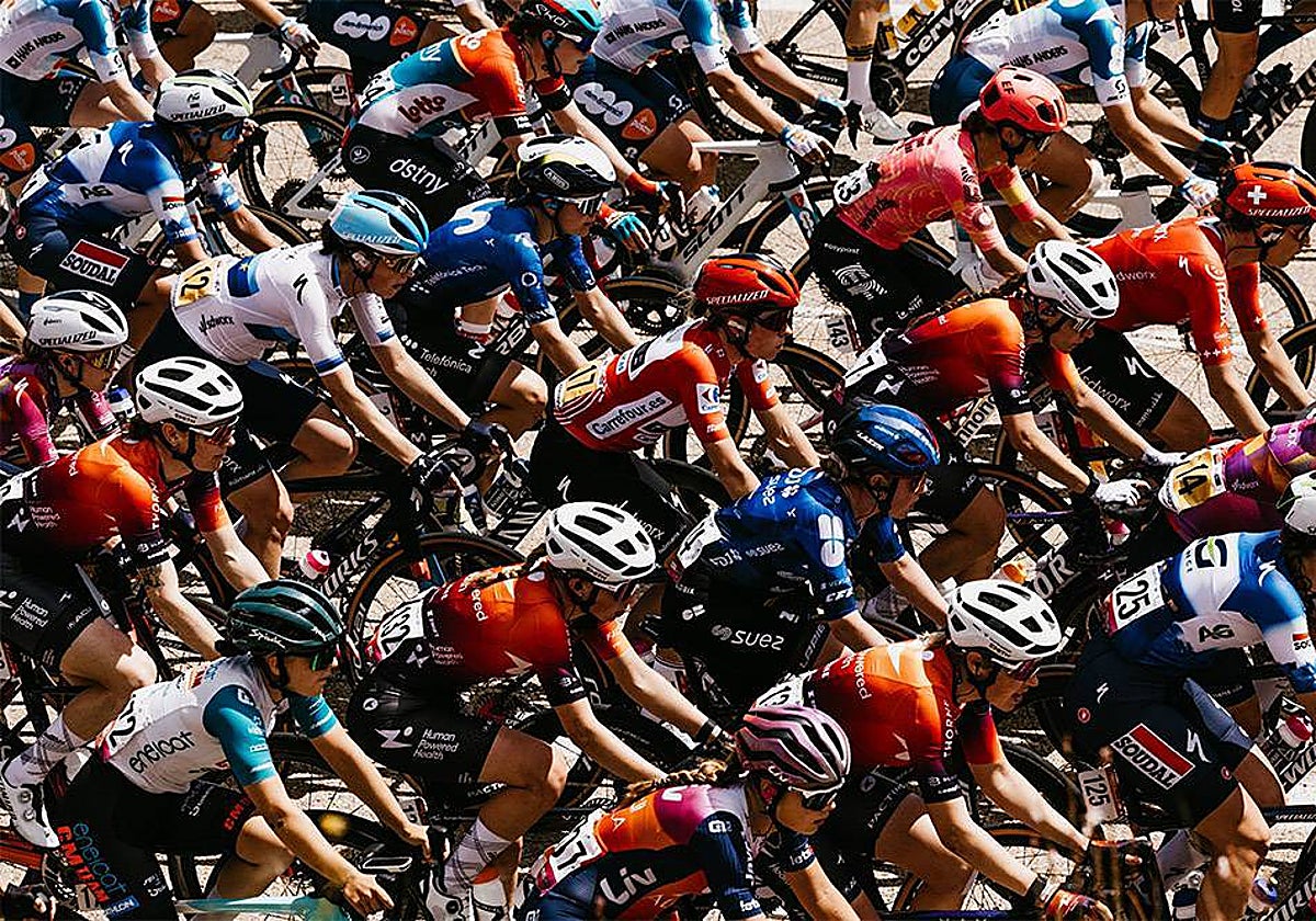 El pelotón de la Vuelta femenina, en 2024