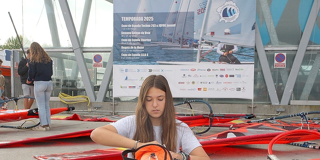 Los windsurfistas más jóvenes compiten en Vilagarcía