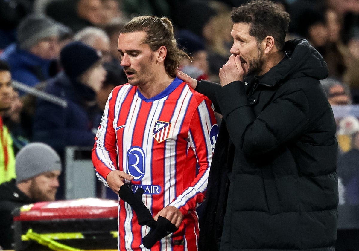 Simeone habla con Griezmann tras una sustitución