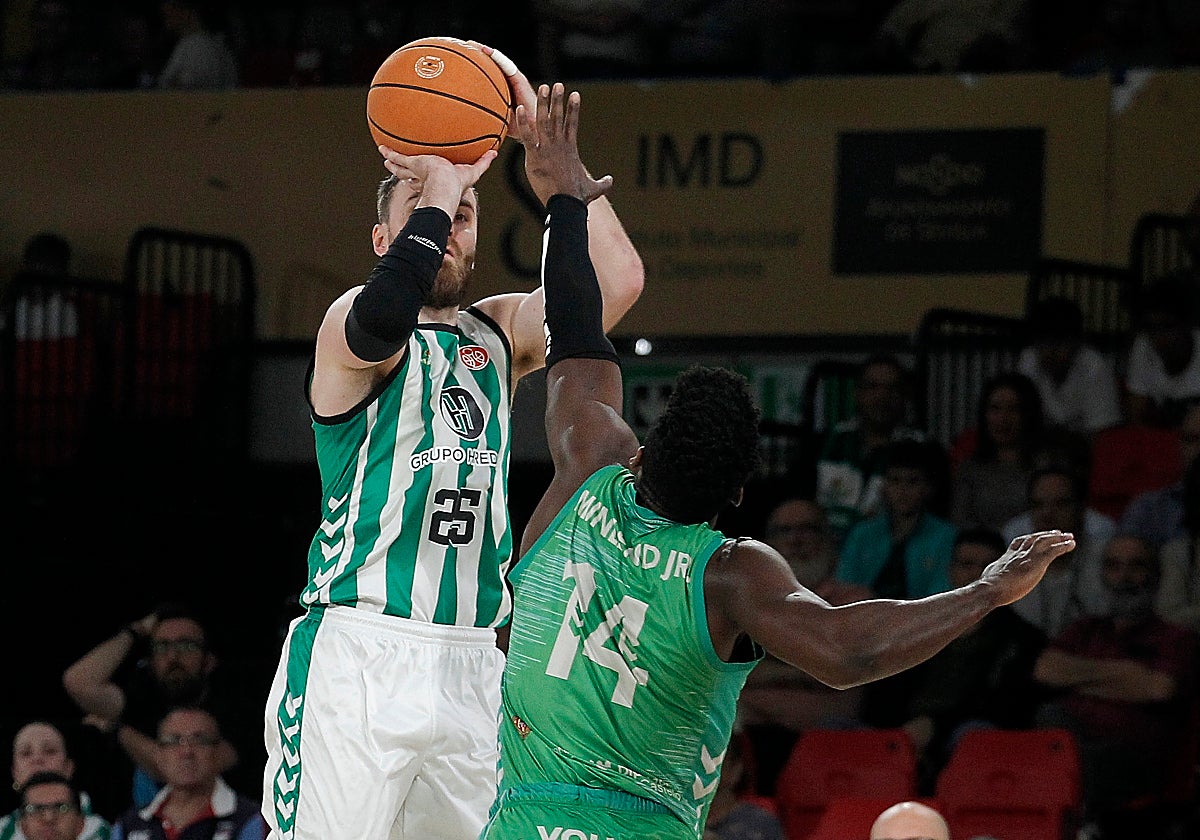 Jelinek, lanzando un triple en el partido contra el Amics Castelló