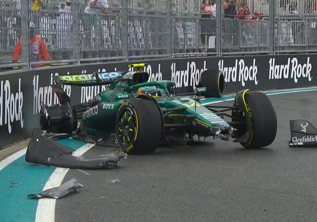 Fernando Alonso, con el Aston Martin accidentado