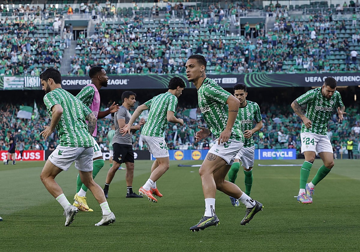 Antony calienta con sus compañeros antes del inicio del Betis - Fiorentina