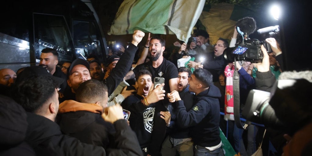 El espectacular recibimiento de los aficionados del Betis al equipo tras ganar en Cornellá