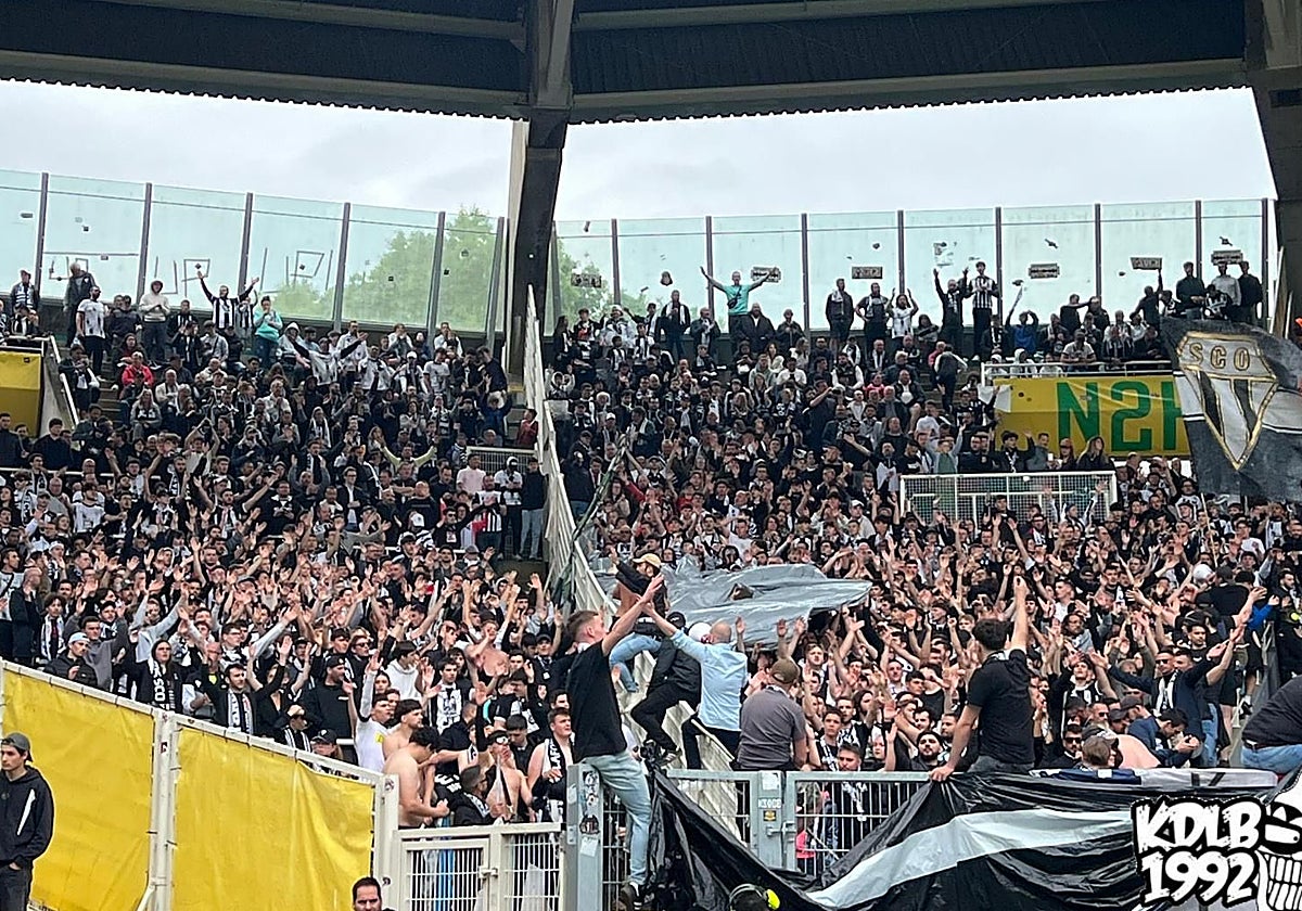 Aficionados del Angers en el campo del Nantes
