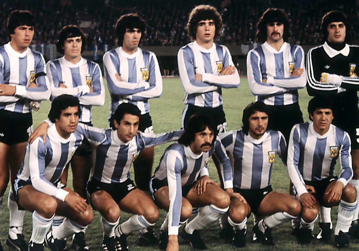 Galván, de pie, tercero por la izquierda
