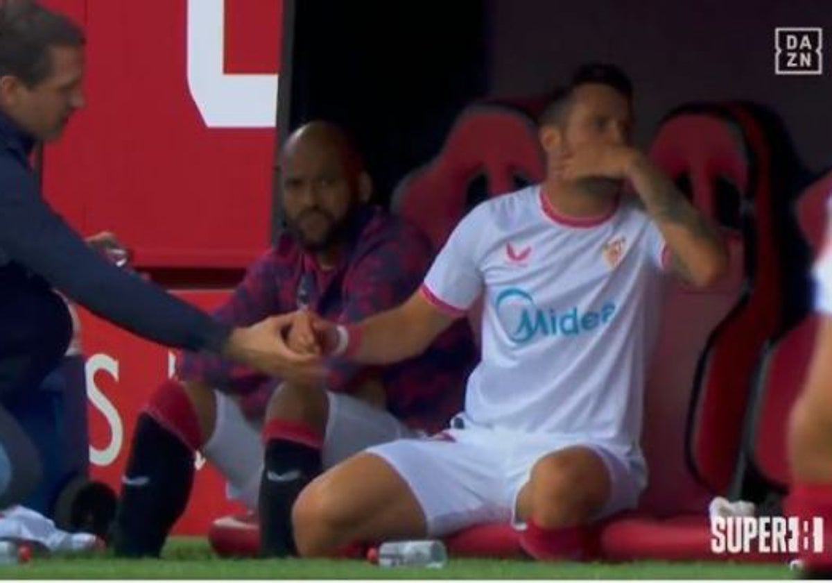 Saúl muestra su enfado en el banquillo del Sevilla FC
