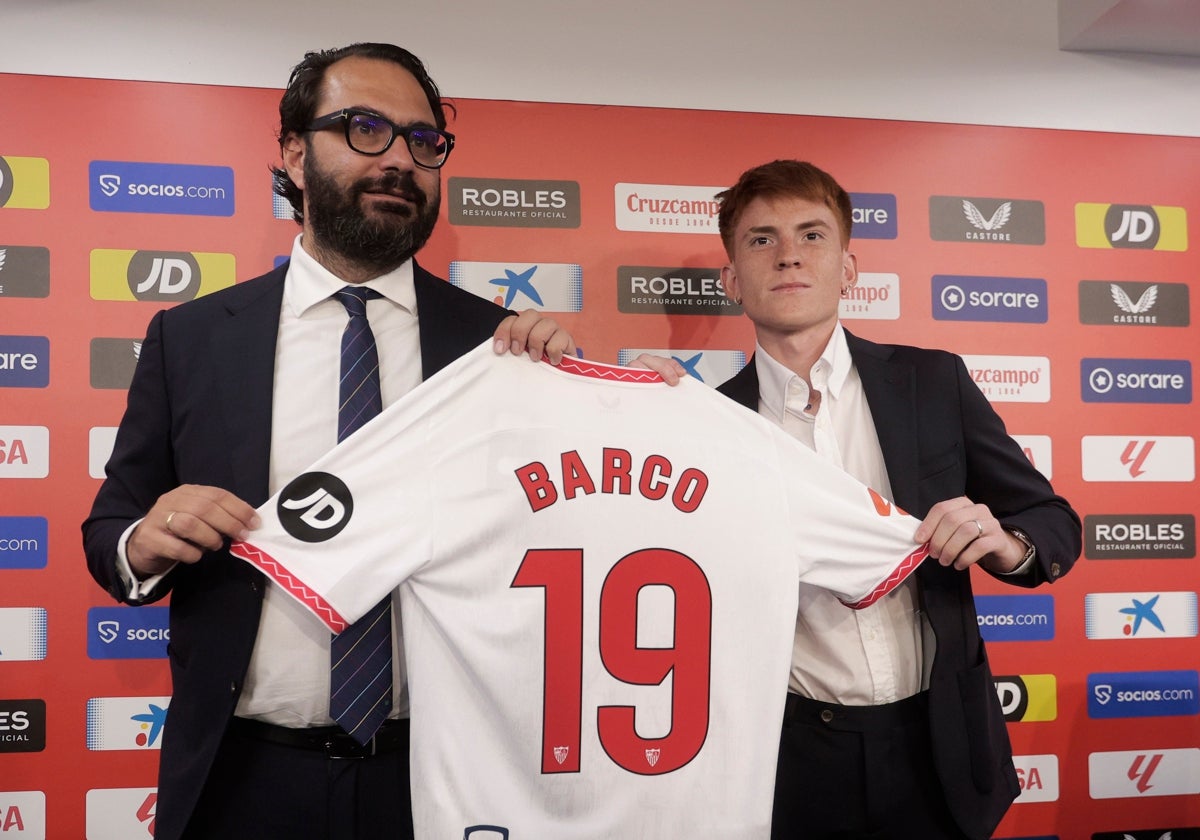 Víctor Orta, junto al lateral izquierdo Valentín barco en su presentación con el Sevilla
