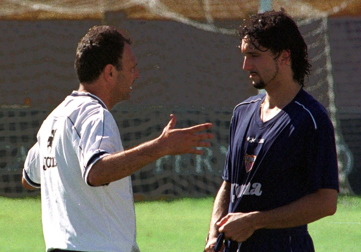 Caparrós dialoga con Alfaro en un entrenamiento del Sevilla en 2001