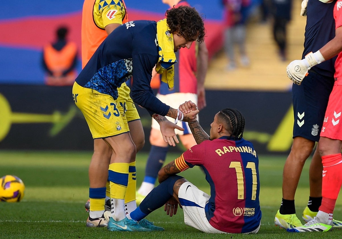 Fábio Silva ante el FC Barcelona