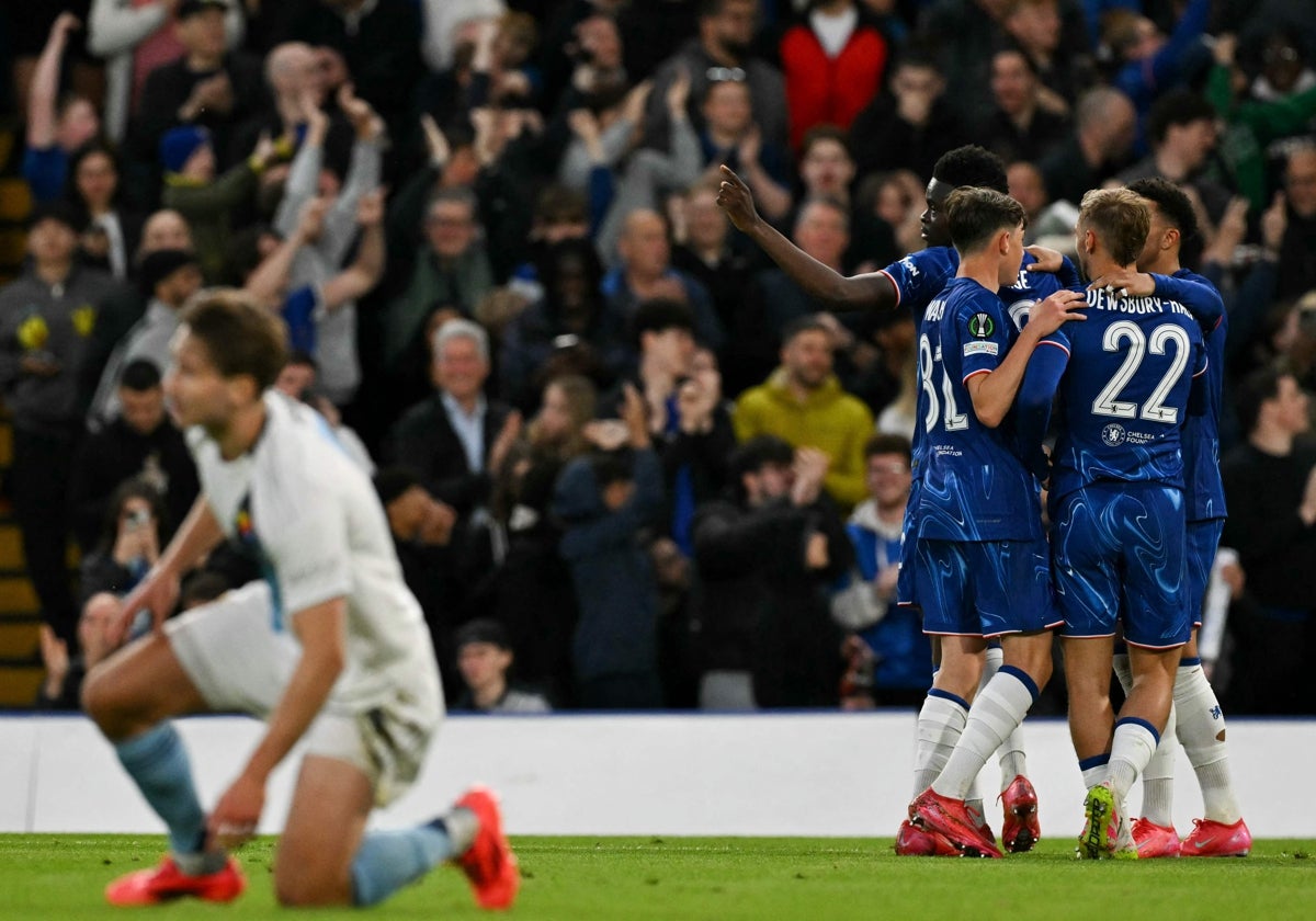 Los jugadores del Chelsea celebran el gol de Dewsbury-Hall al Djurgardens