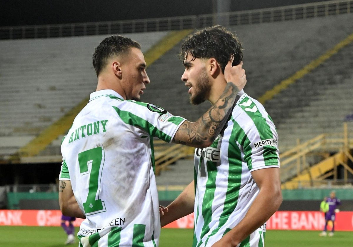Antony felicita a Abde tras su gol en el Fiorentina - Betis