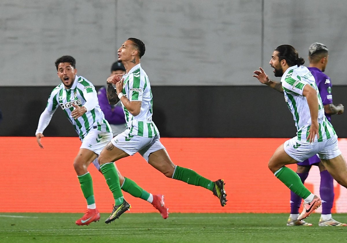 Antony corre a celebrar el 0-1 del Betis ante la Fiorentina