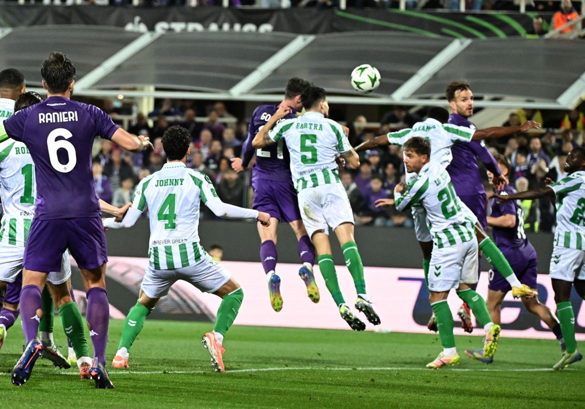 Bartra salta en una acción defensiva durante el Fiorentina - Betis de la Conference League