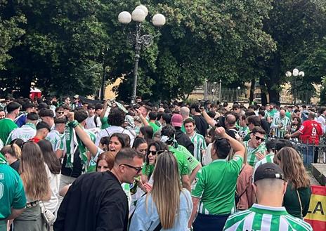 Imagen secundaria 1 - Más de 1.200 béticos toman las calles de Florencia