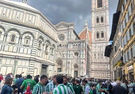 Más de 1.200 béticos toman las calles de Florencia