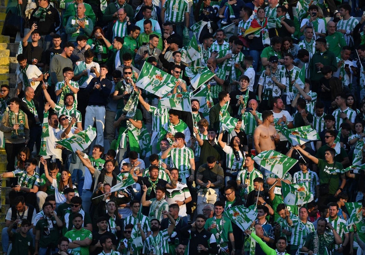 Los aficionados del Betis, en la grada del Artemio Franchi